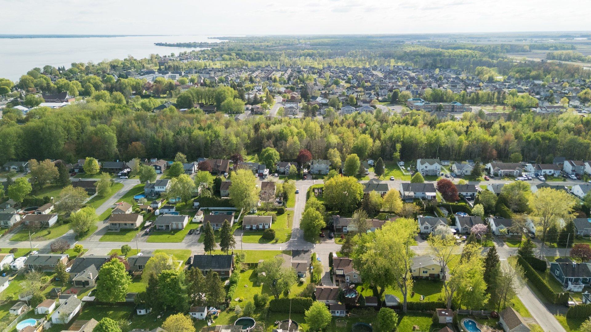 









207


25e Avenue

,
Saint-Zotique,




QC
J0P1Z2

