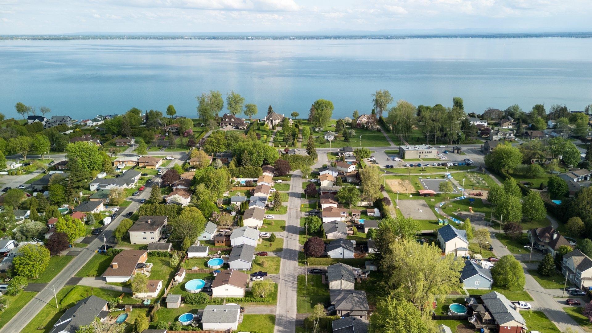 









207


25e Avenue

,
Saint-Zotique,




QC
J0P1Z2

