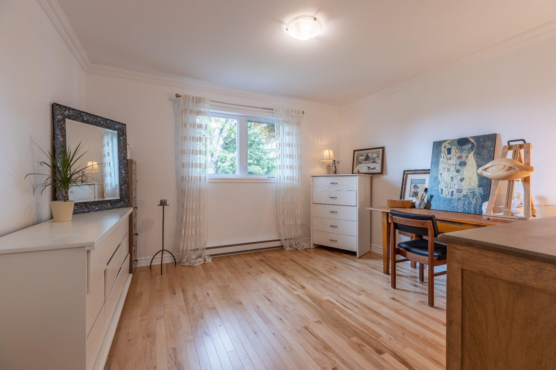 









2205


Crois. de Clemency

,
Laval (Vimont),




QC
H7M3N1

