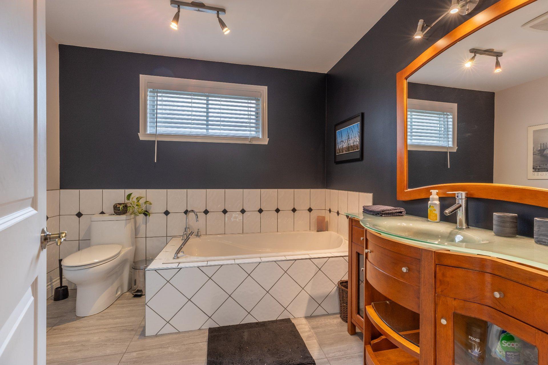 









2205


Crois. de Clemency

,
Laval (Vimont),




QC
H7M3N1

