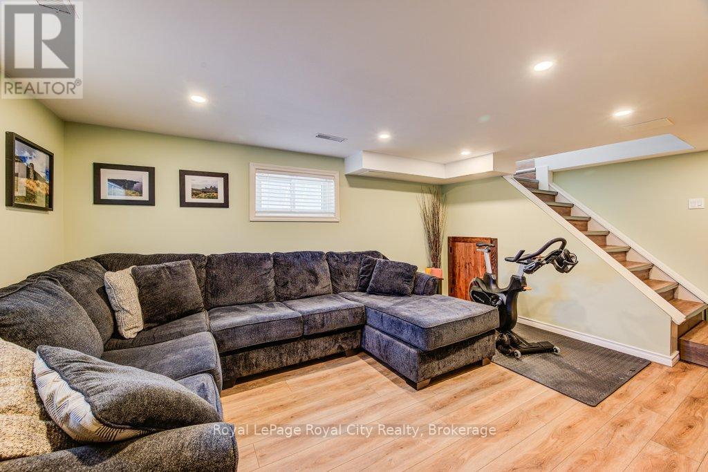 












106 MERCER STREET

,
Guelph (Junction/Onward Willow),




Ontario
N1H2E8

