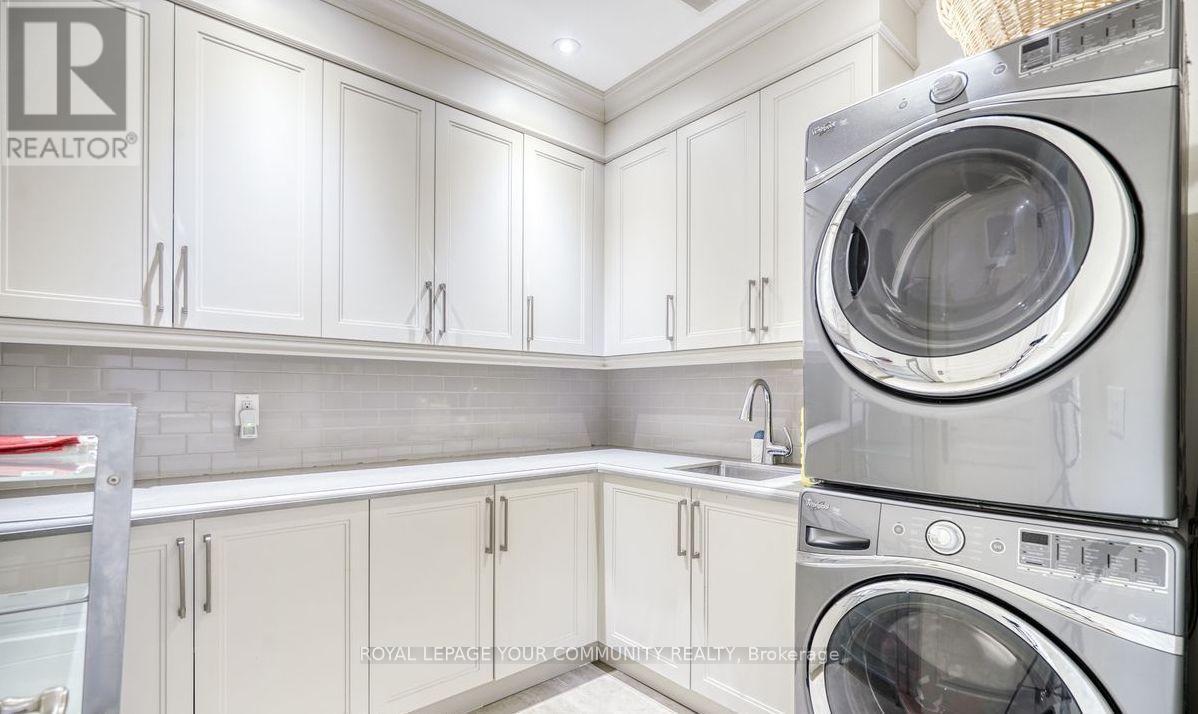 












173 LAKELAND CRESCENT

,
Richmond Hill,




Ontario
L4E3A4

