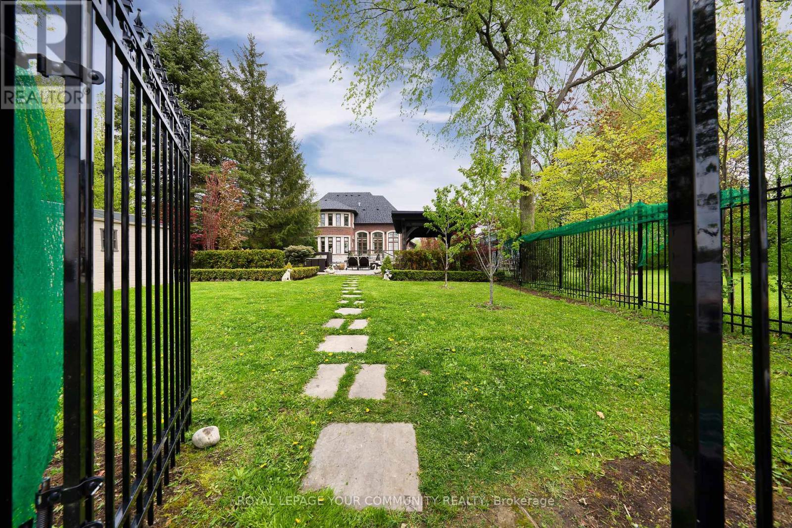 












173 LAKELAND CRESCENT

,
Richmond Hill,




Ontario
L4E3A4

