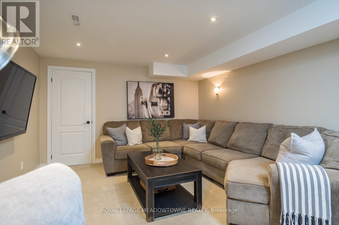 












1014 COOPER AVENUE

,
Milton,




Ontario
L9T5W7

