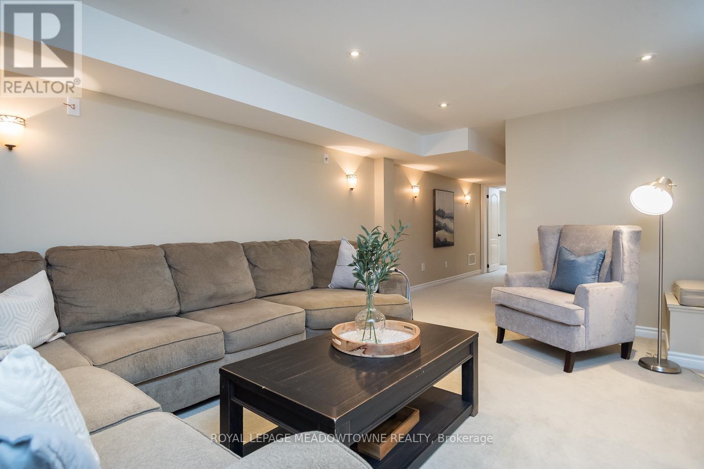 












1014 COOPER AVENUE

,
Milton,




Ontario
L9T5W7

