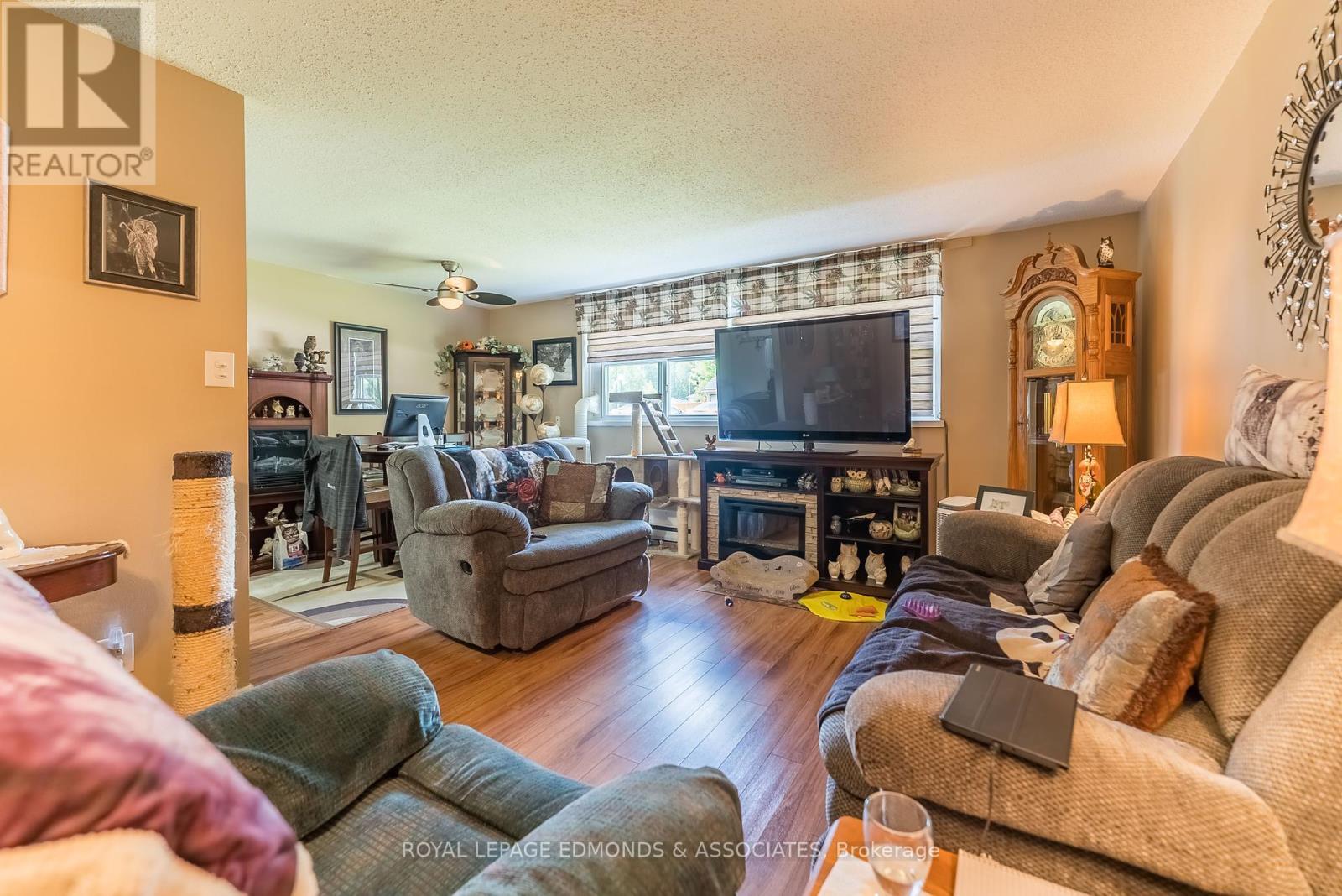 












42A HURON STREET

,
Deep River,




Ontario
K0J1P0

