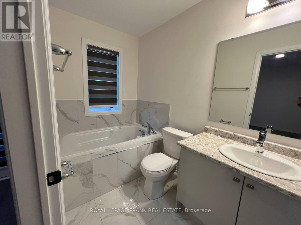












39 BAVIN STREET

,
Clarington (Bowmanville),




Ontario
L1C7H5

