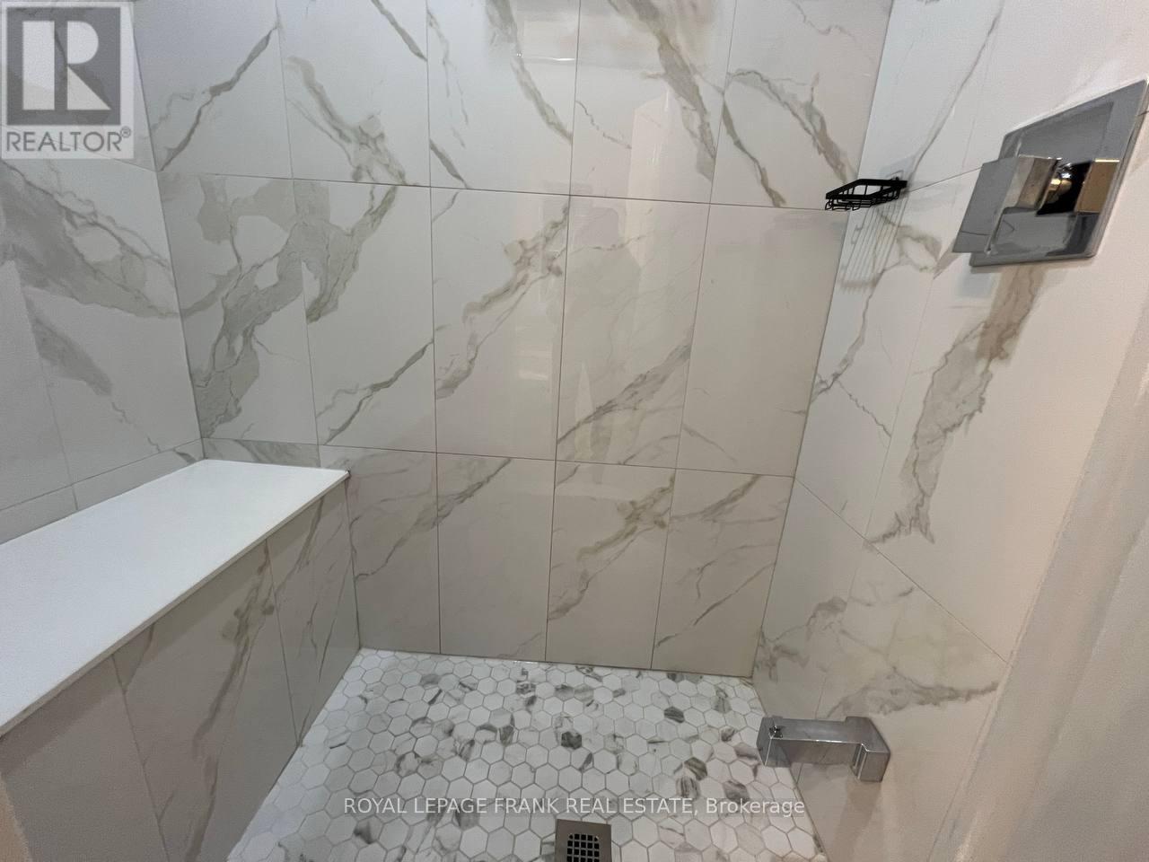 












39 BAVIN STREET

,
Clarington (Bowmanville),




Ontario
L1C7H5

