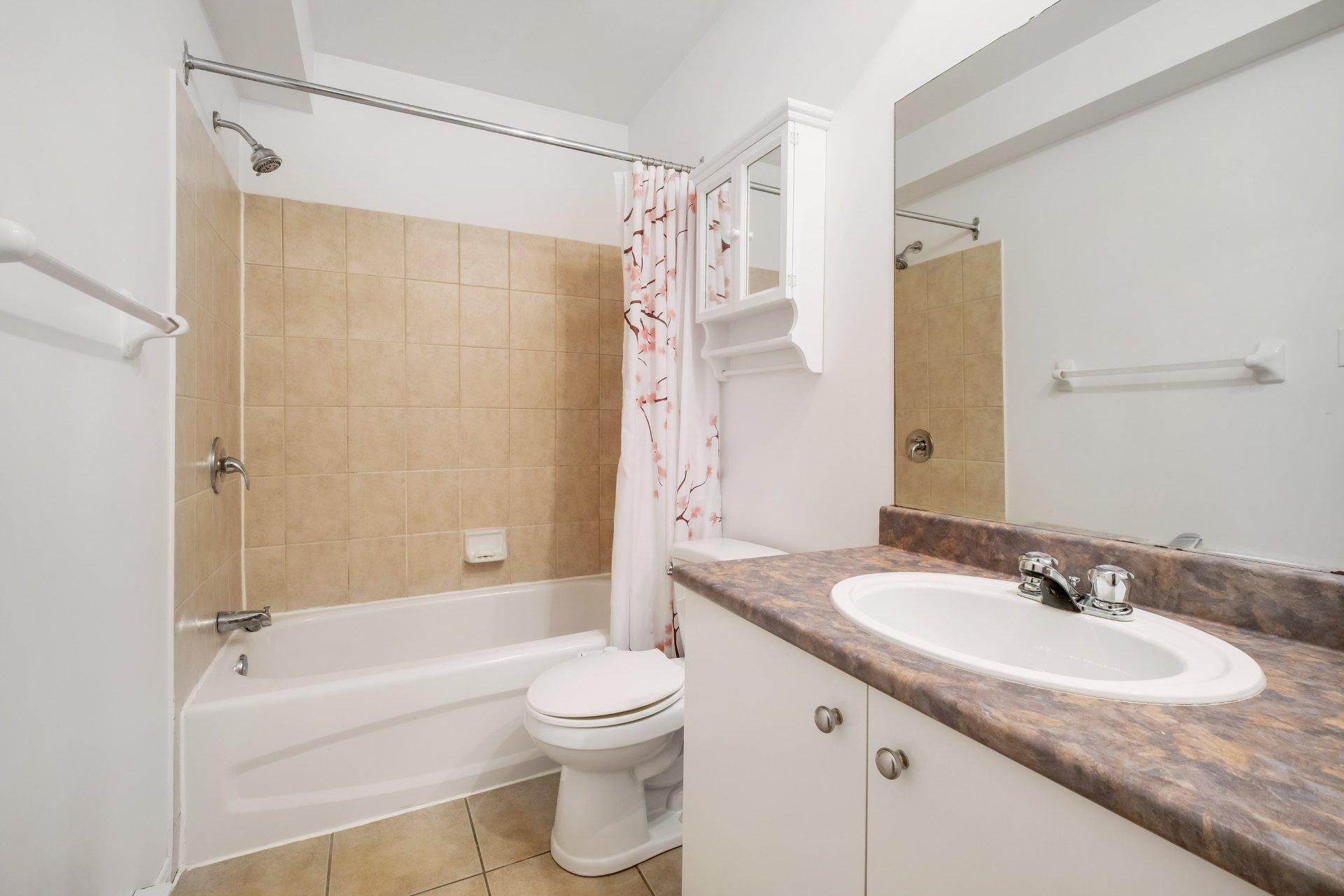 









540

 - 550


Rue des Coquelicots

,
Sherbrooke (Fleurimont),




QC
J1E4E1

