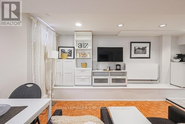 












269 ST CLEMENTS AVENUE

,
Toronto,




Ontario
M4R1H3

