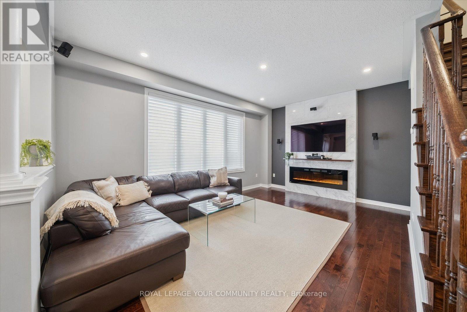 












34 TOWNSHIP AVENUE

,
Richmond Hill,




Ontario
L4E0J8

