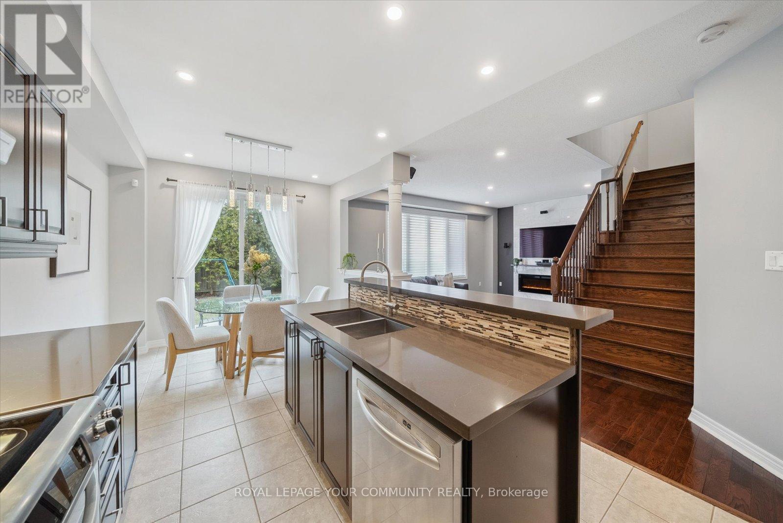 












34 TOWNSHIP AVENUE

,
Richmond Hill,




Ontario
L4E0J8

