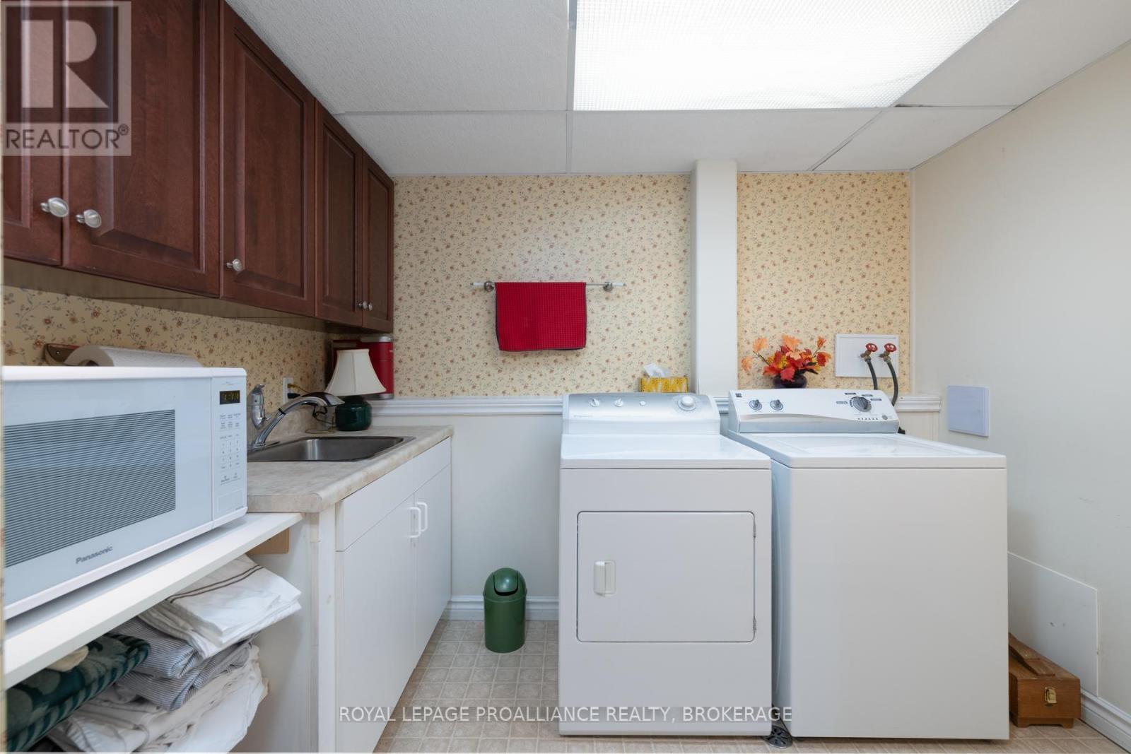 












1682 SOUTH BOULEVARD

,
Kingston (Kingston East (Incl CFB Kingston)),




Ontario
K7L4V1

