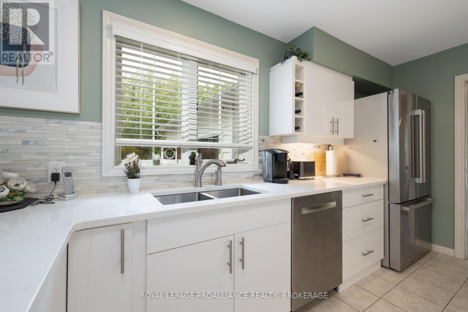 












1682 SOUTH BOULEVARD

,
Kingston (Kingston East (Incl CFB Kingston)),




Ontario
K7L4V1

