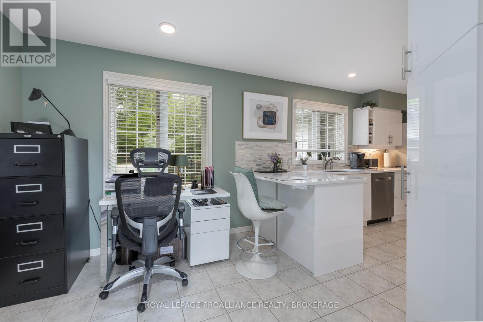 












1682 SOUTH BOULEVARD

,
Kingston (Kingston East (Incl CFB Kingston)),




Ontario
K7L4V1

