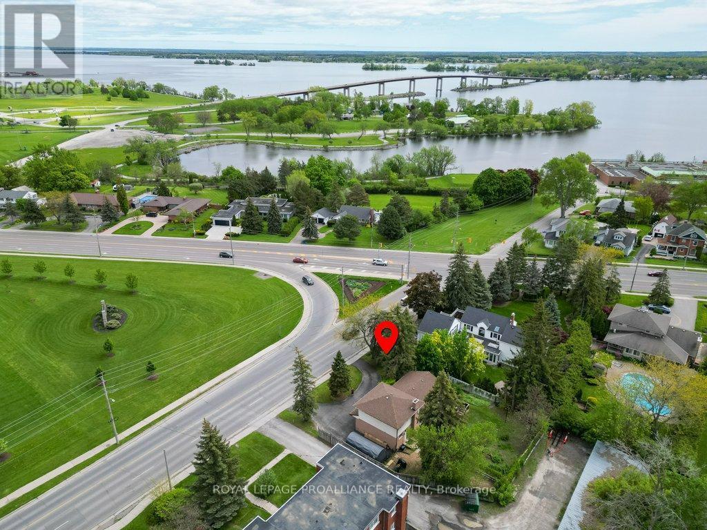 












44 SIDNEY STREET

,
Belleville (Belleville Ward),




Ontario
K8P3Y8

