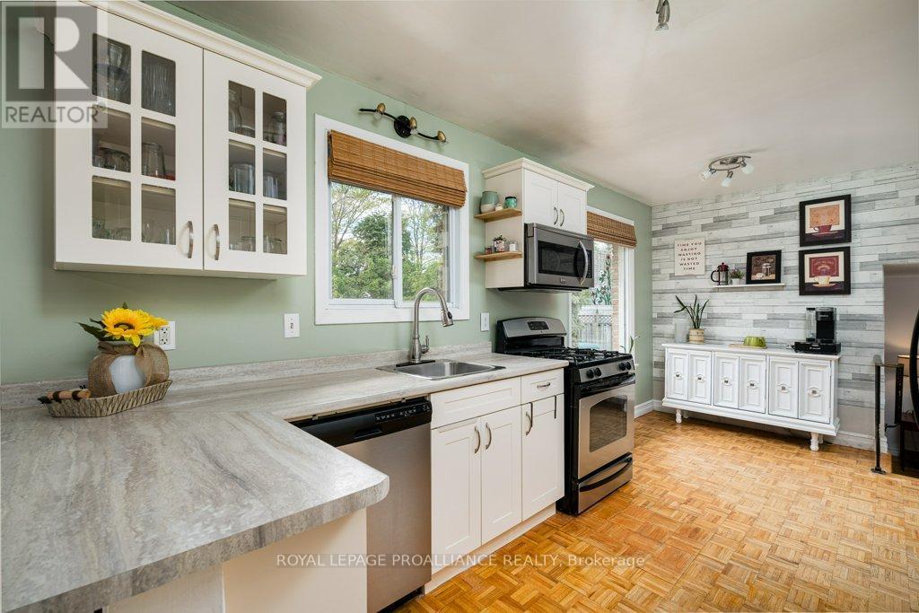 












44 SIDNEY STREET

,
Belleville (Belleville Ward),




Ontario
K8P3Y8

