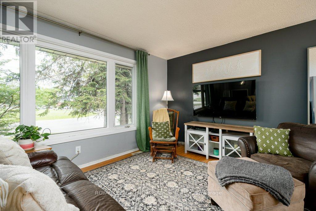 












44 SIDNEY STREET

,
Belleville (Belleville Ward),




Ontario
K8P3Y8

