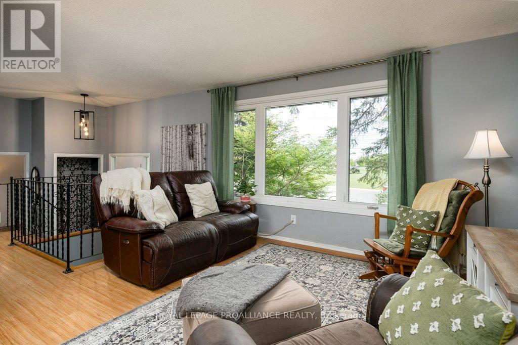 












44 SIDNEY STREET

,
Belleville (Belleville Ward),




Ontario
K8P3Y8

