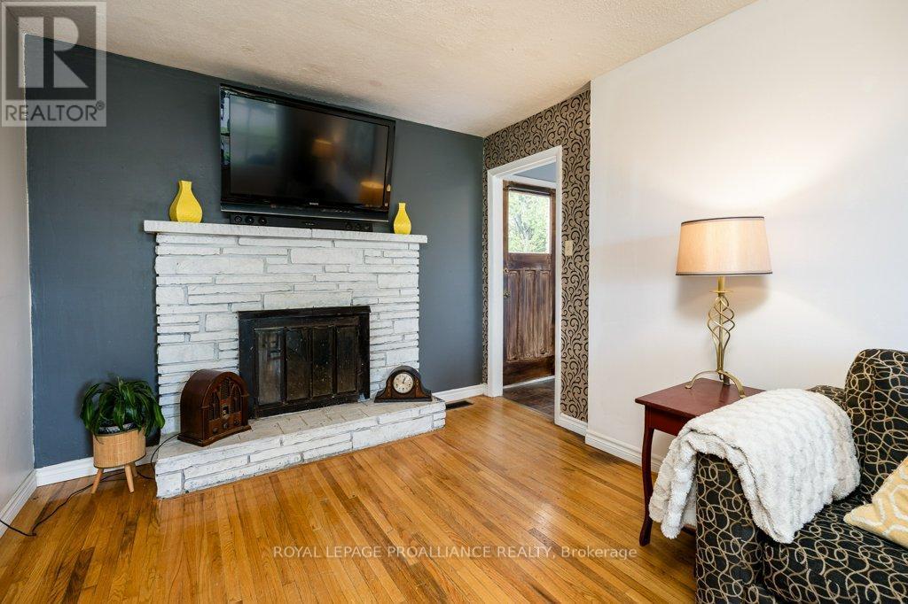 












44 SIDNEY STREET

,
Belleville (Belleville Ward),




Ontario
K8P3Y8

