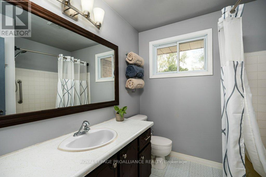 












44 SIDNEY STREET

,
Belleville (Belleville Ward),




Ontario
K8P3Y8

