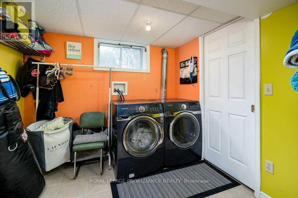 












44 SIDNEY STREET

,
Belleville (Belleville Ward),




Ontario
K8P3Y8

