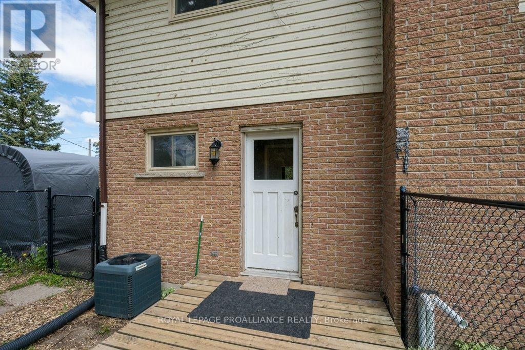 












44 SIDNEY STREET

,
Belleville (Belleville Ward),




Ontario
K8P3Y8

