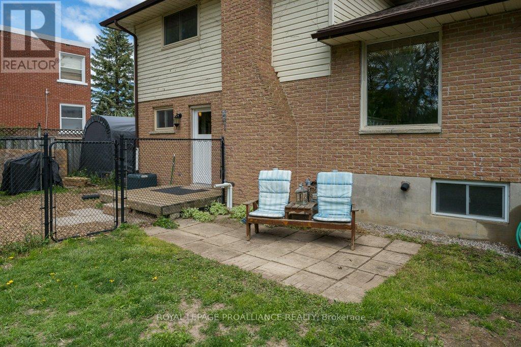












44 SIDNEY STREET

,
Belleville (Belleville Ward),




Ontario
K8P3Y8

