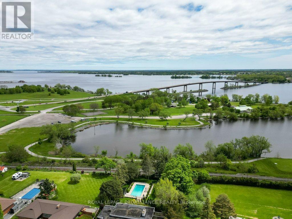 












44 SIDNEY STREET

,
Belleville (Belleville Ward),




Ontario
K8P3Y8

