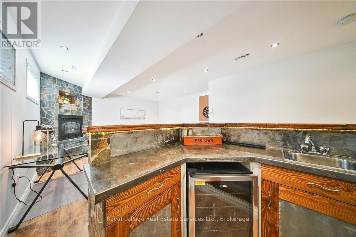 












1331 TREELAND STREET

,
Burlington (Freeman),




Ontario
L7R3T5

