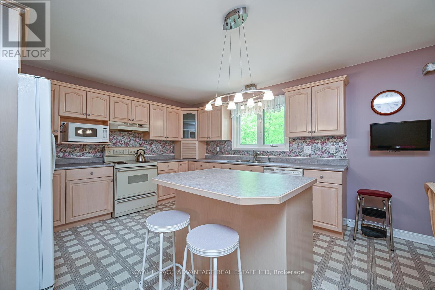 












3 SOUTH POINT DRIVE

,
Rideau Lakes,




Ontario
K7A4S5

