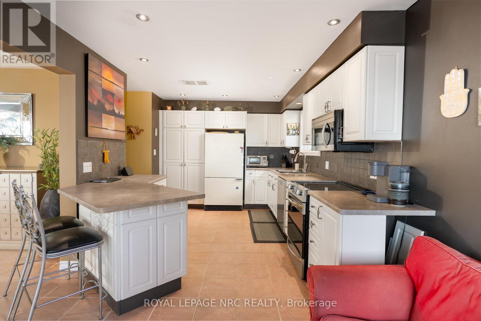 












11 ABBEY AVENUE

,
St. Catharines (Port Dalhousie),




Ontario
L2N5J5

