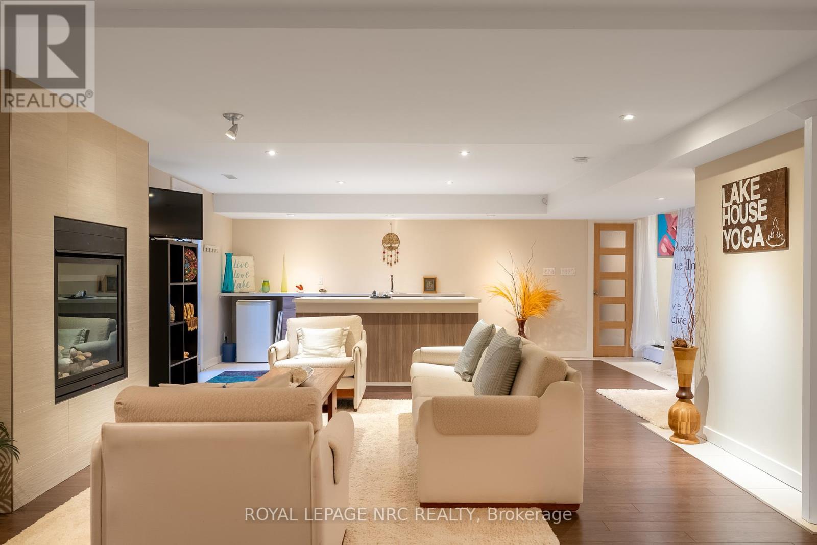 












11 ABBEY AVENUE

,
St. Catharines (Port Dalhousie),




Ontario
L2N5J5

