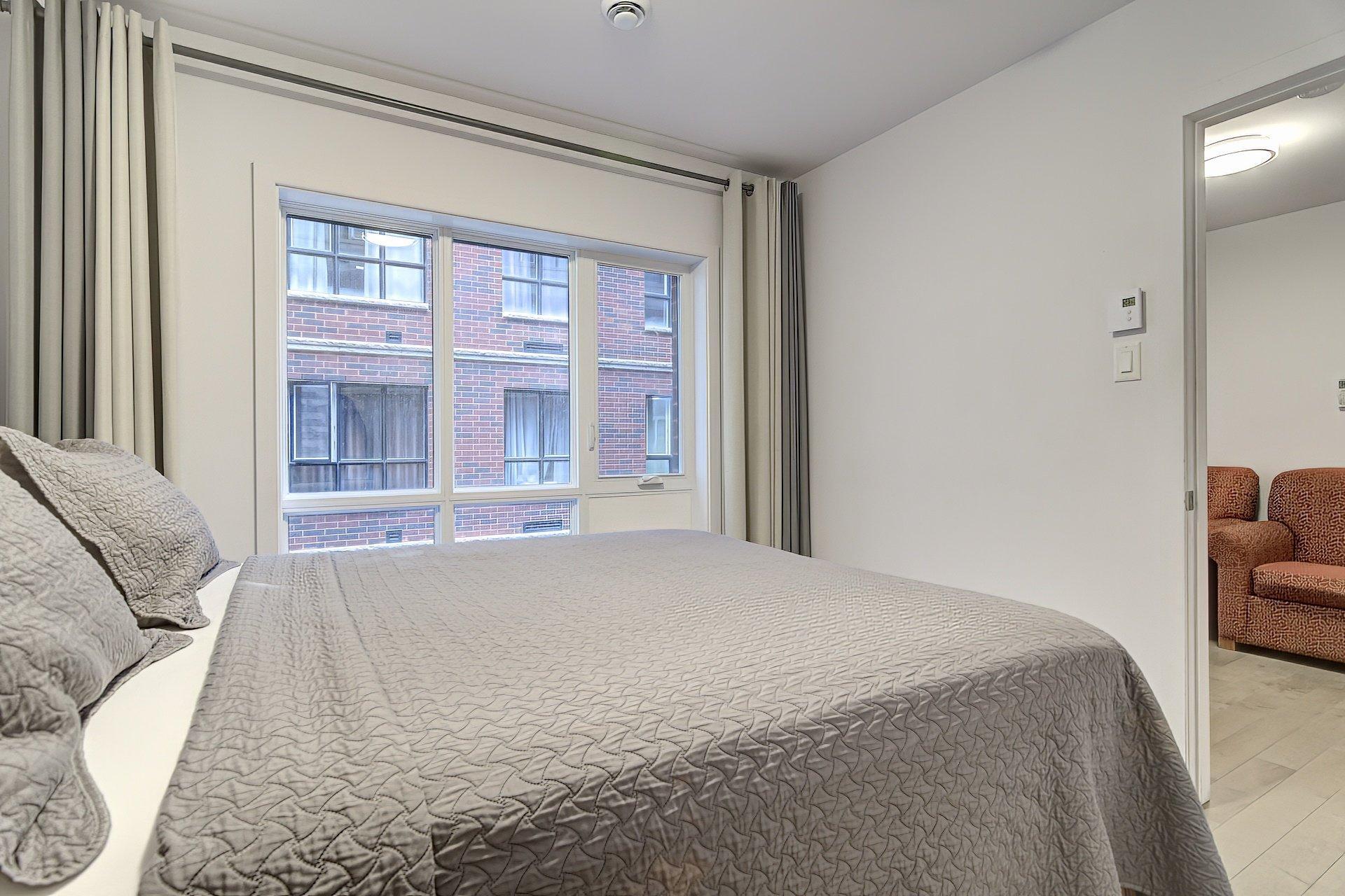 









2001


Av. Beaconsfield

, 314,
Montréal (Côte-des-Neiges/Notre-Dame-de-Grâce),




QC
H4A2G7

