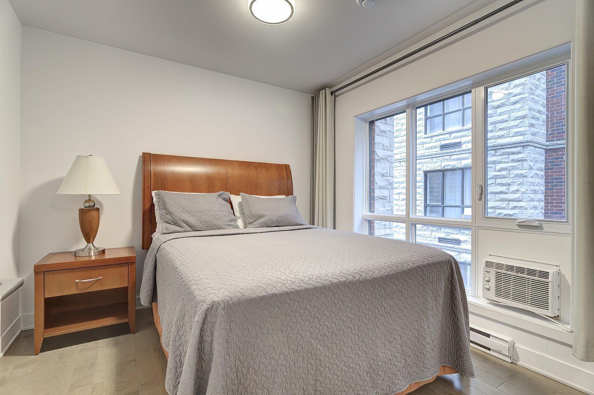 









2001


Av. Beaconsfield

, 314,
Montréal (Côte-des-Neiges/Notre-Dame-de-Grâce),




QC
H4A2G7

