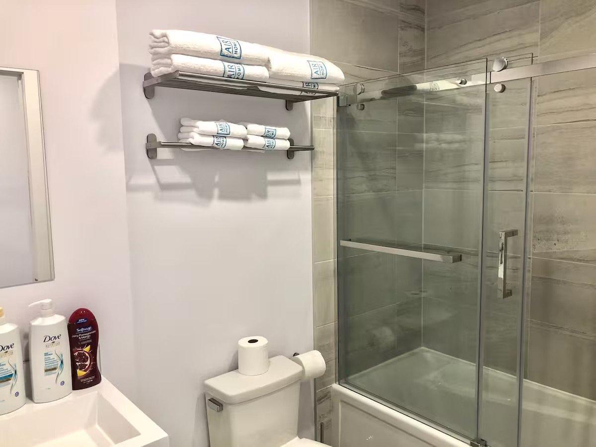 









2001


Av. Beaconsfield

, 315,
Montréal (Côte-des-Neiges/Notre-Dame-de-Grâce),




QC
H4A2G7

