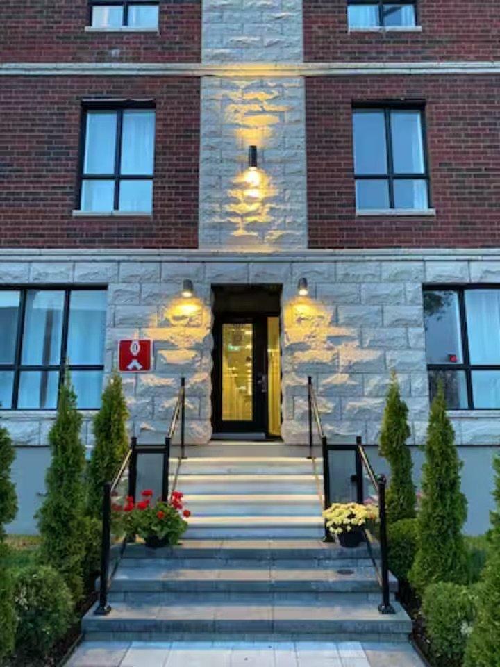 









2001


Av. Beaconsfield

, 315,
Montréal (Côte-des-Neiges/Notre-Dame-de-Grâce),




QC
H4A2G7

