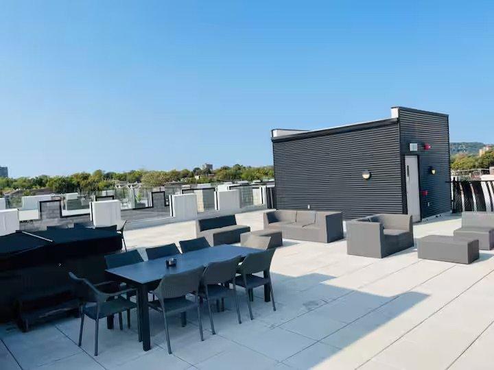 









2001


Av. Beaconsfield

, 315,
Montréal (Côte-des-Neiges/Notre-Dame-de-Grâce),




QC
H4A2G7

