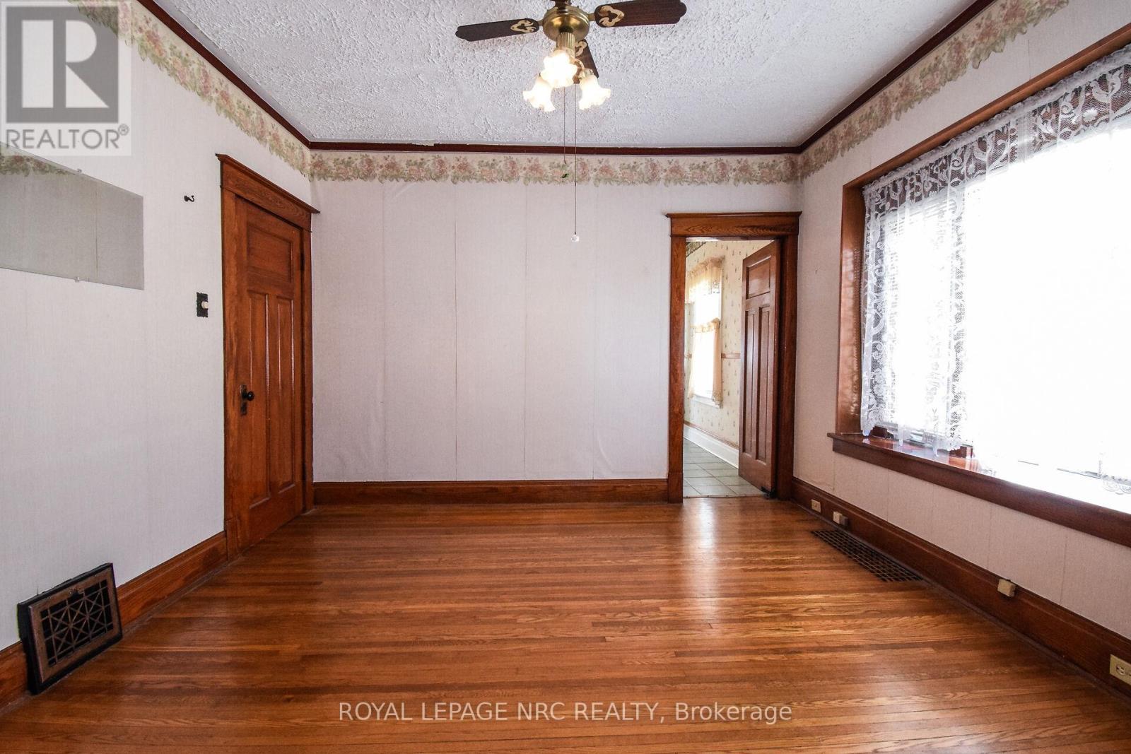 












47 KERNAHAN STREET

,
St. Catharines (Downtown),




Ontario
L2R4T1

