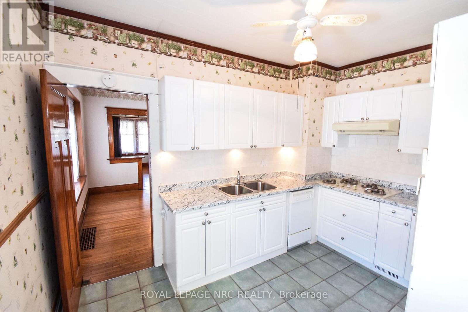 












47 KERNAHAN STREET

,
St. Catharines (Downtown),




Ontario
L2R4T1

