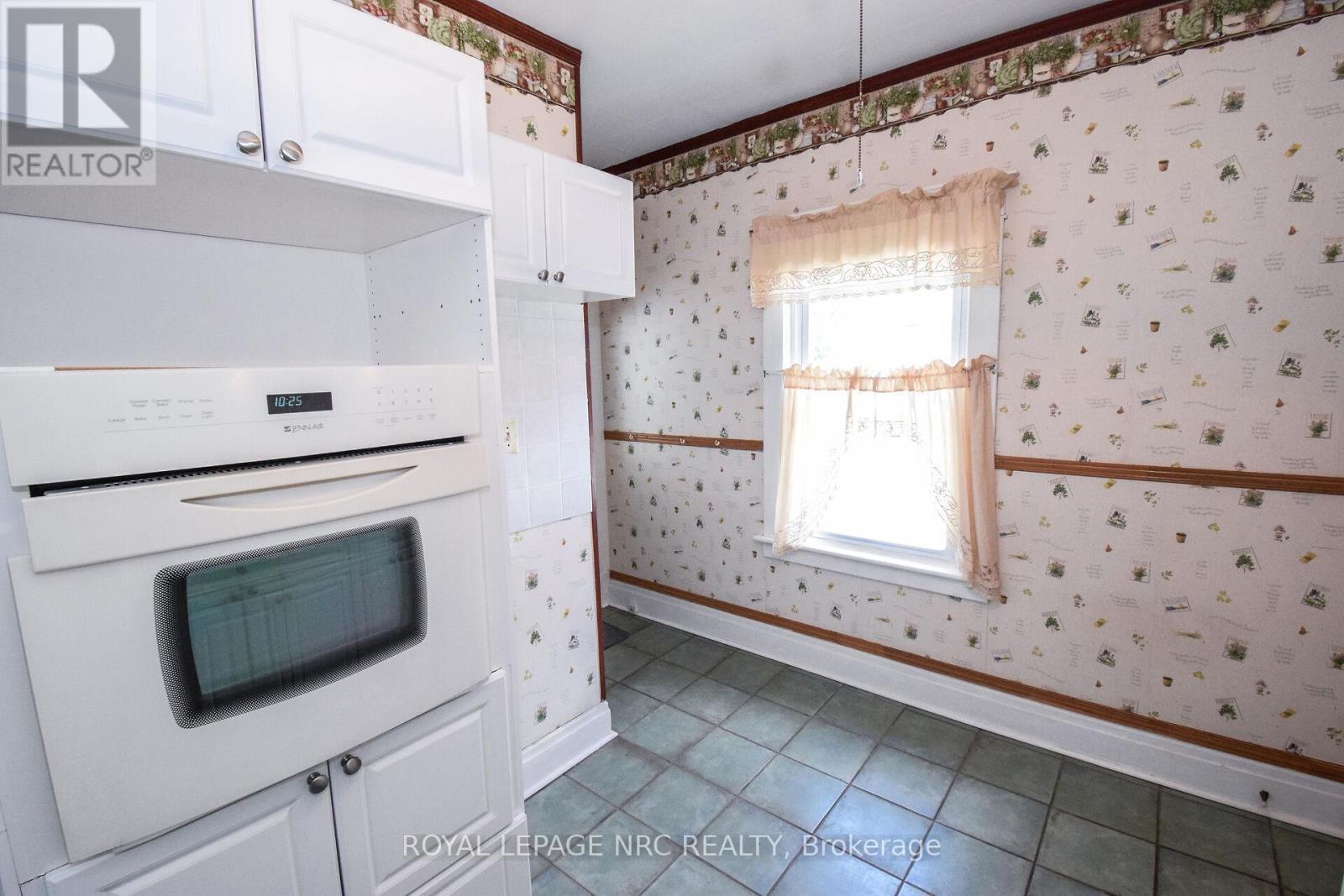 












47 KERNAHAN STREET

,
St. Catharines (Downtown),




Ontario
L2R4T1

