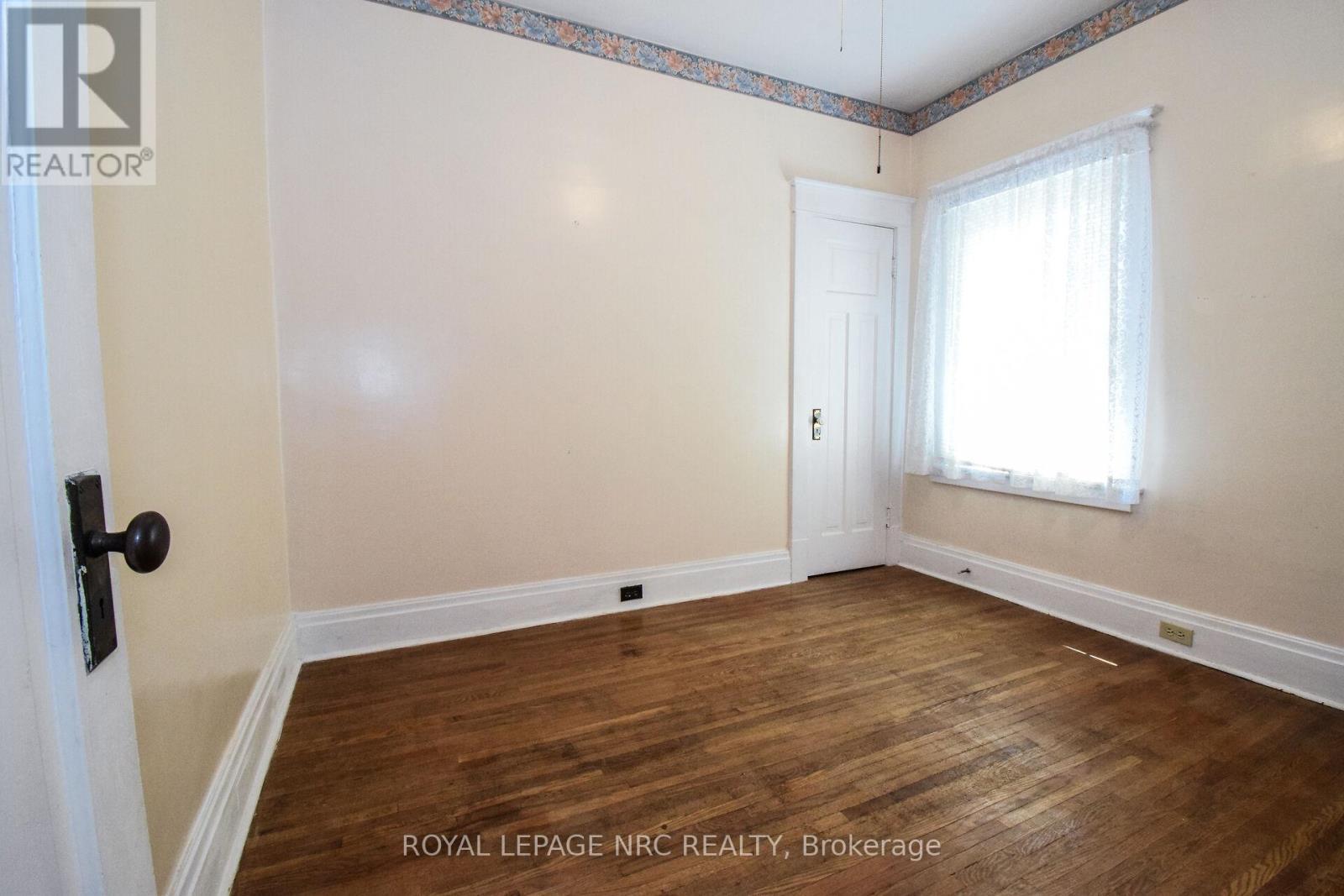 












47 KERNAHAN STREET

,
St. Catharines (Downtown),




Ontario
L2R4T1


