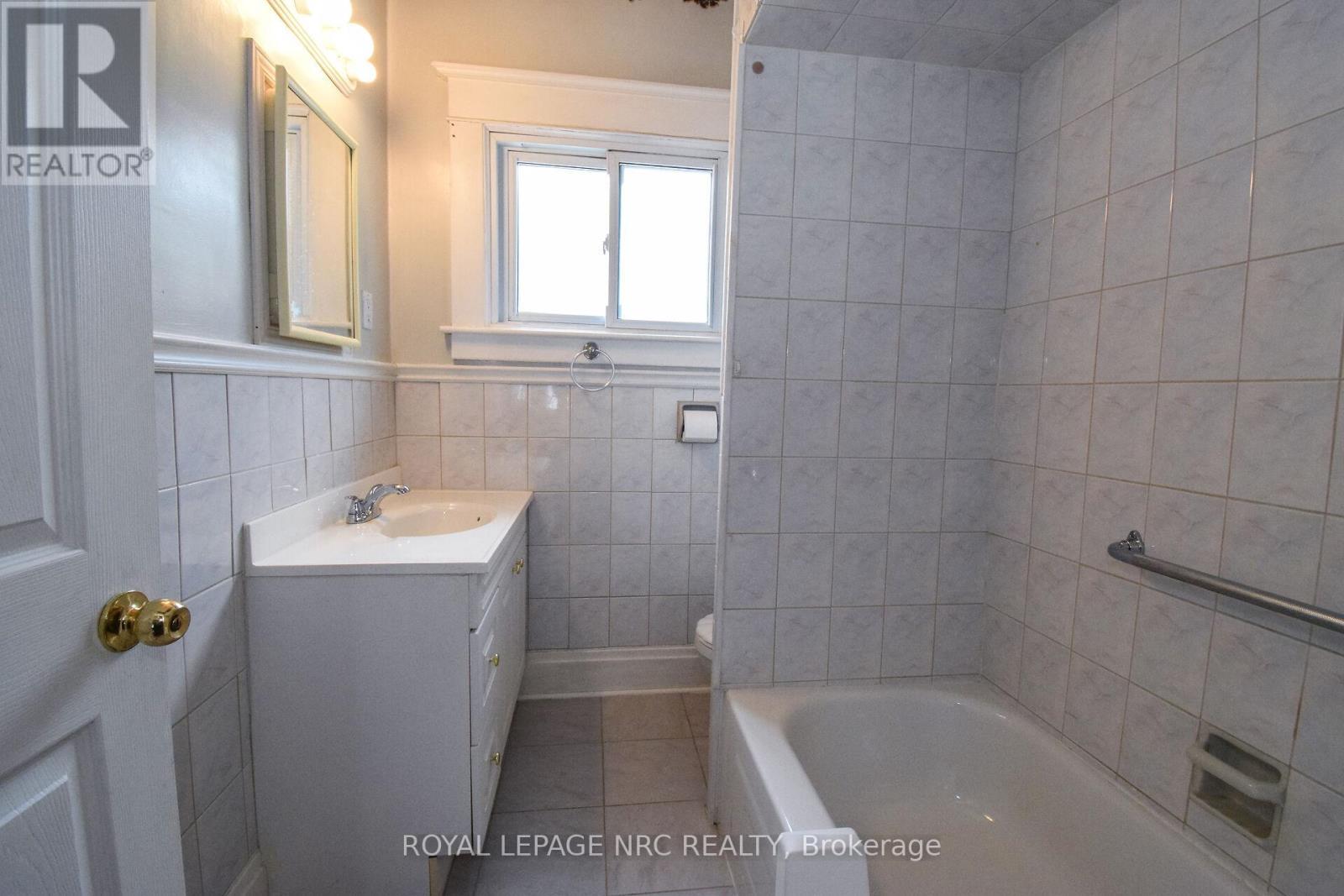 












47 KERNAHAN STREET

,
St. Catharines (Downtown),




Ontario
L2R4T1

