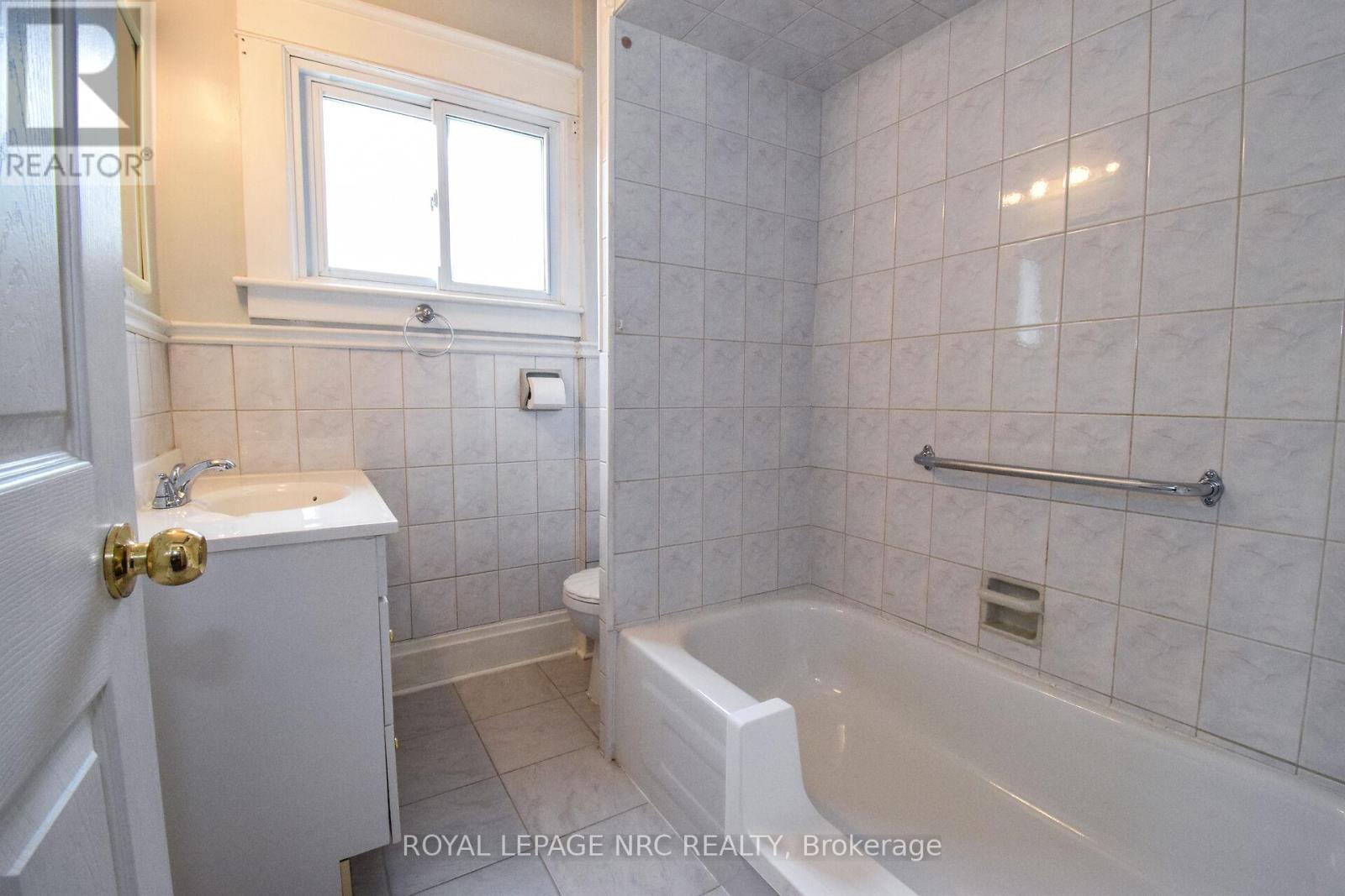 












47 KERNAHAN STREET

,
St. Catharines (Downtown),




Ontario
L2R4T1

