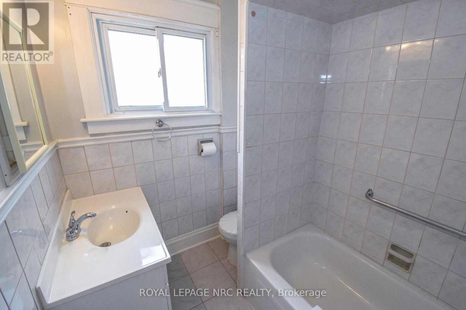 












47 KERNAHAN STREET

,
St. Catharines (Downtown),




Ontario
L2R4T1

