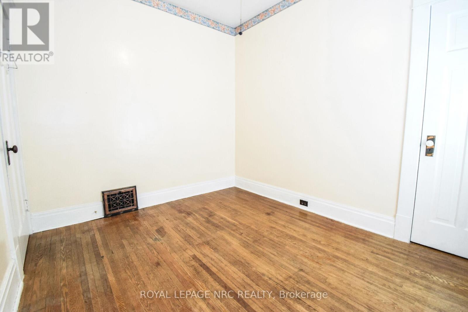 












47 KERNAHAN STREET

,
St. Catharines (Downtown),




Ontario
L2R4T1

