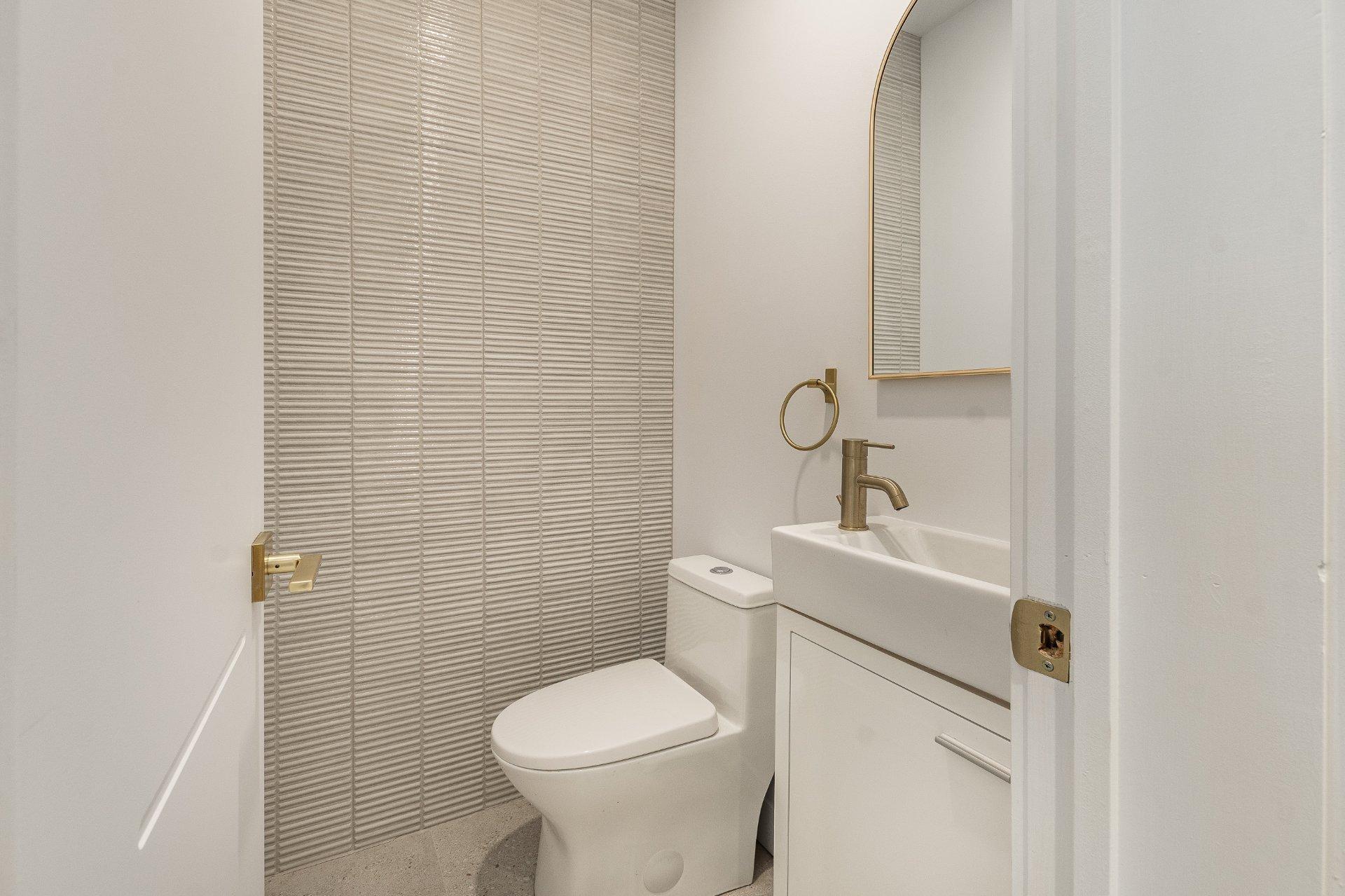 









647


Av. Oak

,
Saint-Lambert,




QC
J4P2R5

