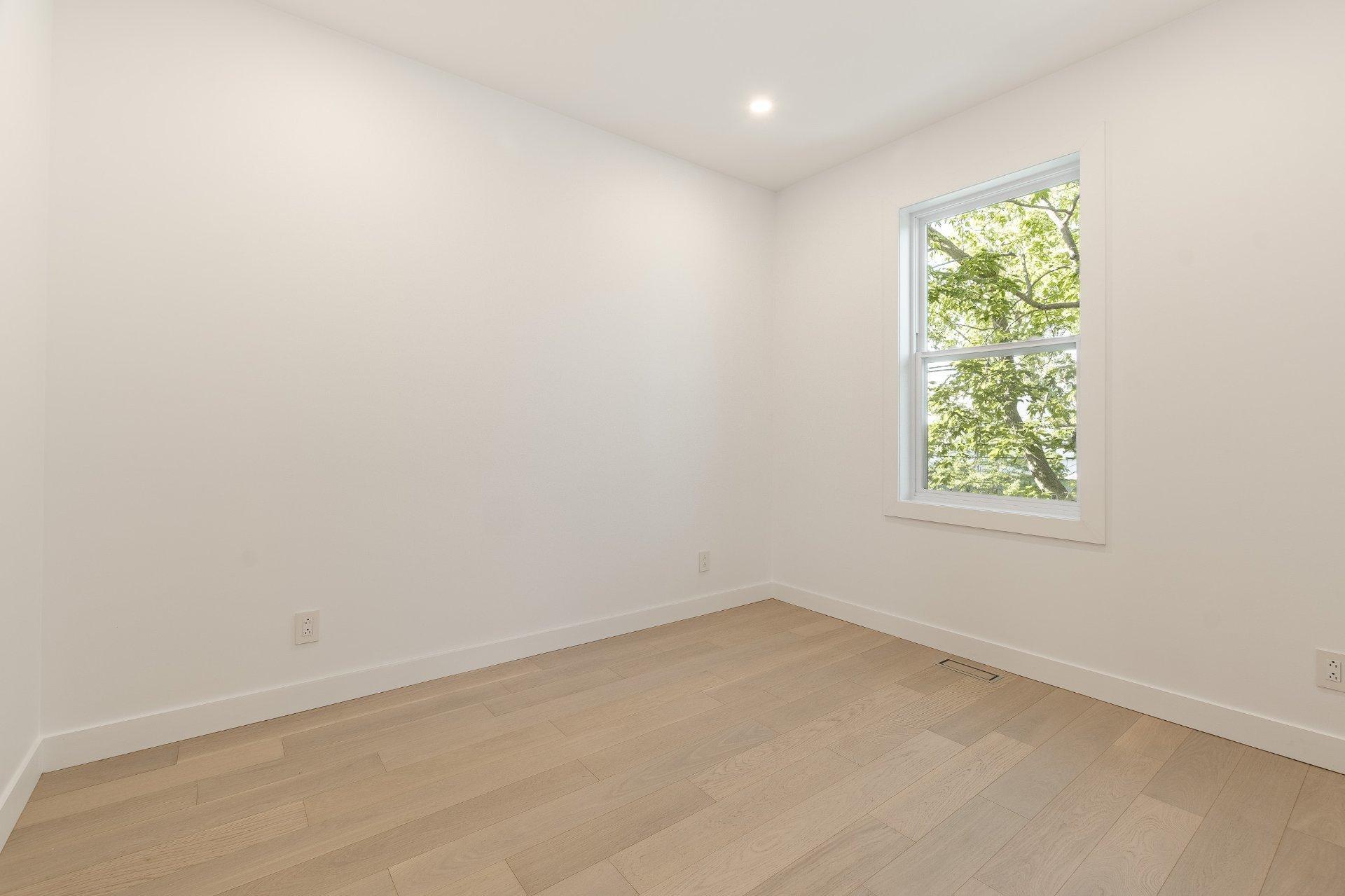 









647


Av. Oak

,
Saint-Lambert,




QC
J4P2R5

