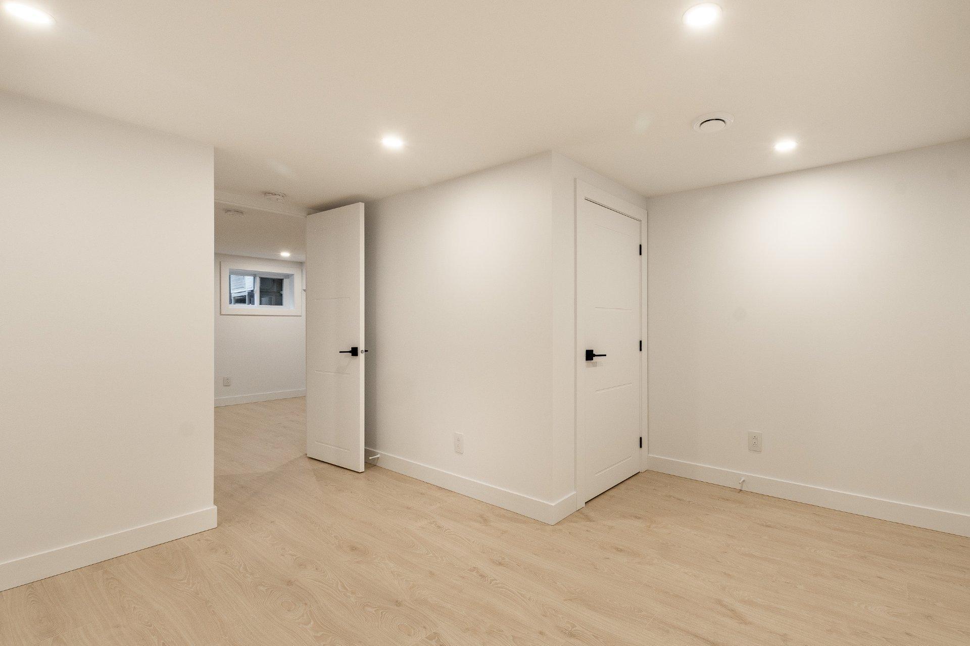 









647


Av. Oak

,
Saint-Lambert,




QC
J4P2R5

