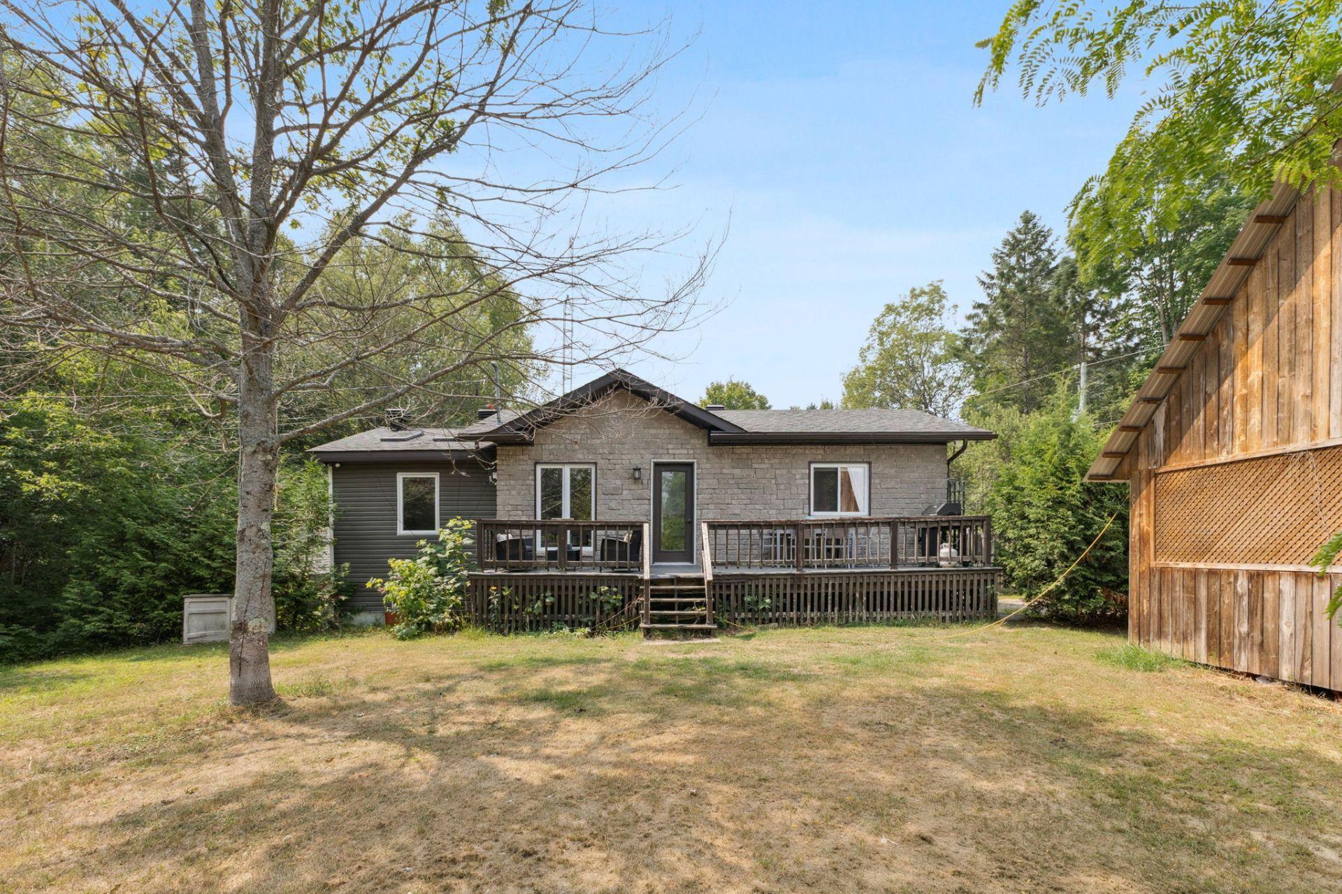









607


Ch. du Poisson-Blanc

,
Denholm,




QC
J8N9E2

